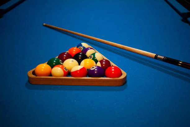 snookerspiel, billardtisch, billardtisch - pool game pool table aiming men stock-fotos und bilder