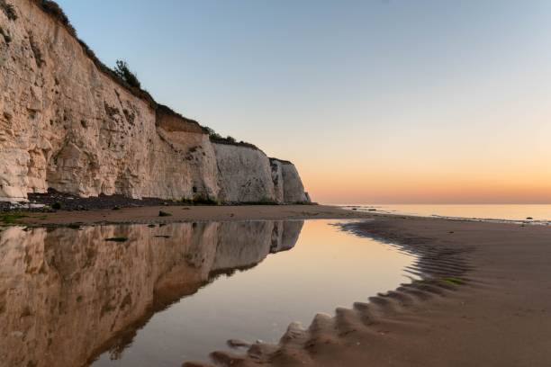 lever de soleil sur la côte du kent avec reflet des falaises de craie - ramsgate photos et images de collection