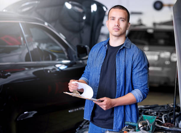 Car, engineering and mechanic with a checklist at a workshop or garage for auto inspection and maintenance. Industrial, services and worker working on motor oil, pipe leaks repair and checking safety automóvil, ingeniería y mecánica con una lista de verificación en un taller o garaje para la inspección y el mantenimiento de automóviles. industriales, servicios y trabajadores que trabajan en aceite de motor, reparación de fugas de tuberías y ver