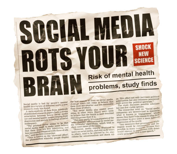заголовки таблоидных газет кричат о том, что социальные сети наносят вред психическому здоровью - article horizontal close up sepia toned стоковые фото и изображения