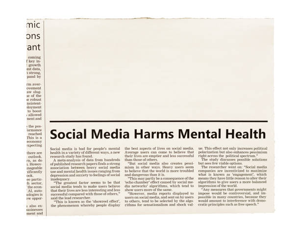 газетная вырезка с заголовком и статьей о социальных сетях, наносящих вред психическому здоровью, с местом для вашей копии - article horizontal close up sepia toned стоковые фото и изображения