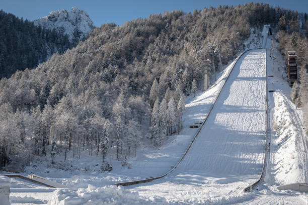 tremplin de saut à ski à planica près de kranjska gora, slovénie - ski jumping hill photos et images de collection