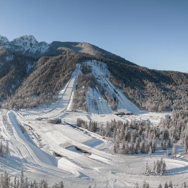 tremplin de saut à ski à planica près de kranjska gora, slovénie - ski jumping hill photos et images de collection