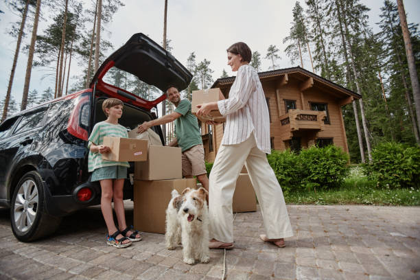 familia feliz descargando cajas del maletero del coche - coche doméstico fotografías e imágenes de stock