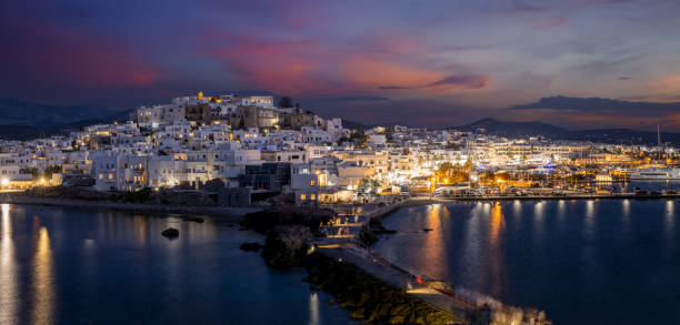 panorama der beleuchteten stadt und des yachthafens der insel naxos - sea aegean sea night illuminated stock-fotos und bilder