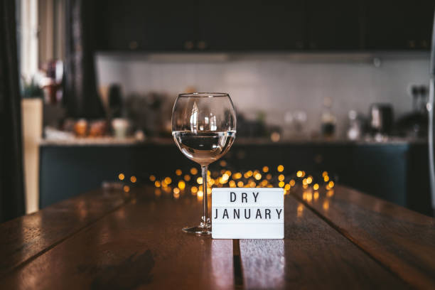 sfida gennaio secco. bicchiere da vino con acqua. mese analcolico. - temperance foto e immagini stock