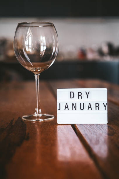 challenge dry january. wine glass with water. non-alcoholic month. - dry january stockfoto's en -beelden