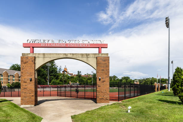 стадион оусли б. фрейзера в кампусе университета беллармин. - american football stadium bleachers education stadium стоковые фото и изображения