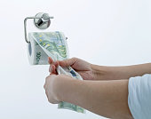 verwendung-von-toilettenpapier-mit-euro-muster.jpg?b=1&s=170x170&k=20&c=PC55LvOGtWpo0qIVMtaLDQ5iwks3jUucYZdY91UWKqI=
