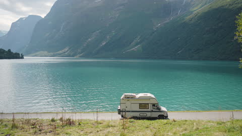 Vista panorâmica da van campista na estrada em Noruega