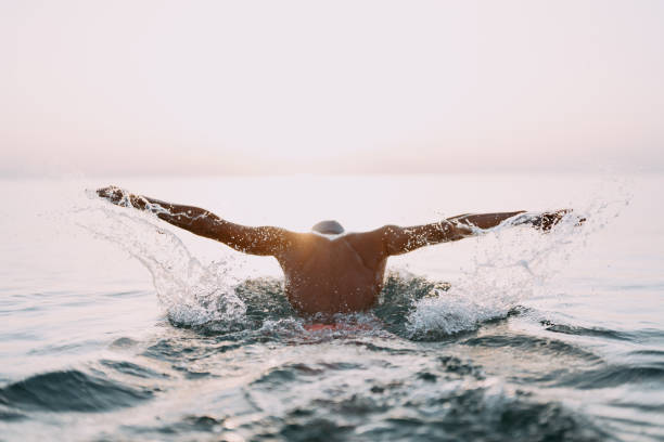 Entschlossenes Schwimmtraining des Athleten – Foto