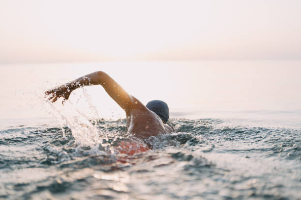 Entschlossenes Schwimmtraining des Athleten – Foto