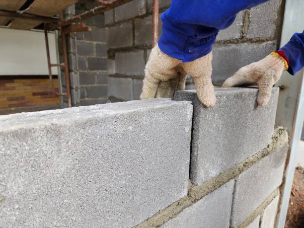 bauarbeiten durch zusammenfügen von ziegeln und verputzen der wände erfordern fachwissen - plasterer construction site manual worker plaster stock-fotos und bilder