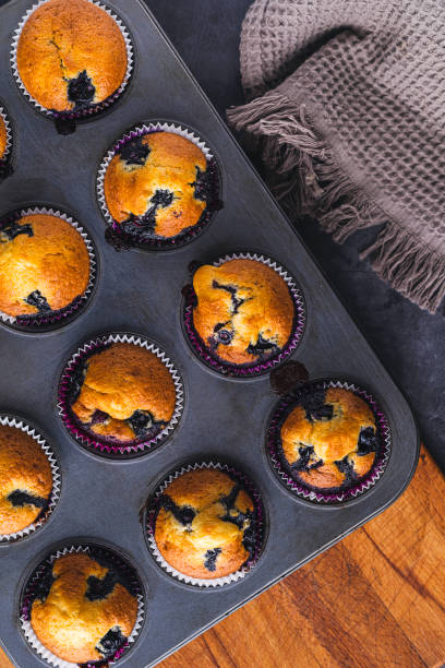 베이킹 몰드에 수제 블루 베리 머핀 - muffin blueberry muffin blueberry butter 뉴스 사진 이미지
