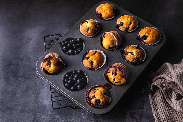 베이킹 몰드에 수제 블루 베리 머핀 - muffin cake cupcake blueberry muffin 뉴스 사진 이미지