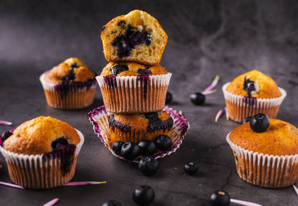 домашние черничный кексы - muffin blueberry muffin blueberry butter стоковые фото и изображения