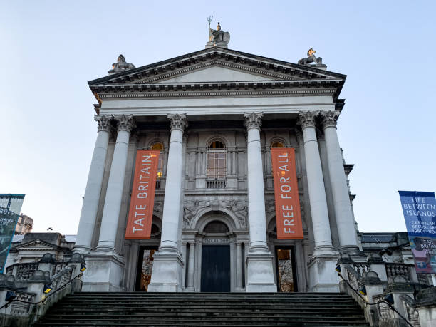 façade et entrée de la tate britain - symbol famous place city of westminster city photos et images de collection