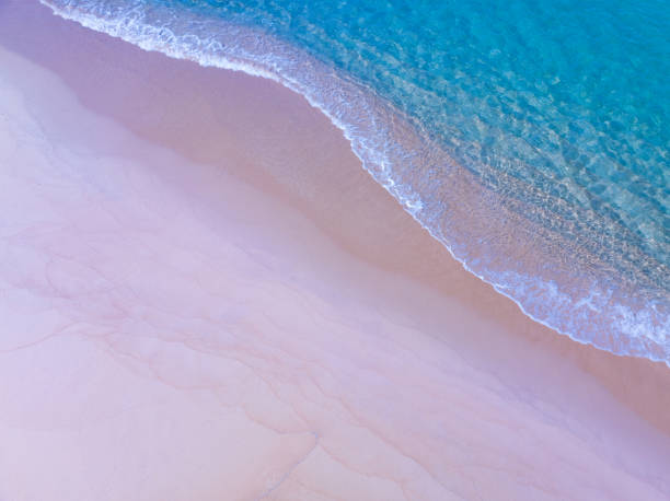 vista superior da incrível praia de areia pastel e do mar azul-turquesa copiar o espaço disponível fundo da natureza, fundo de areia do mar de alta vista angular - harbor island - fotografias e filmes do acervo