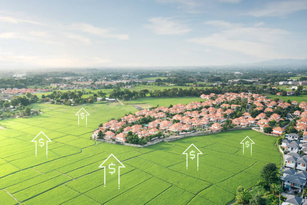 Land value in aerial view consist of landscape of green field or agriculture farm, residential or house building in village, up arrow of rate market price. Real estate or property for sale, investment el valor de la tierra en vista aérea consiste en paisaje de campo verde o granja agrícola, construcción residencial o de casas en el pueblo, flecha hacia arriba del precio de mercado de tasas. bienes inmuebles o propiedades en venta, inversión