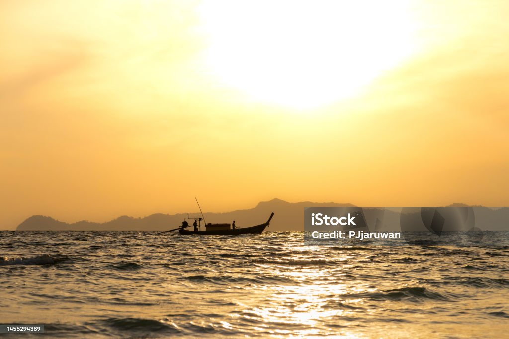  Hermoso Amanecer Sobre El Mar En Koh Kradan En Trang Tailandia Buenos Días Un Buen Día Foto de stock y más banco de imágenes de Agua