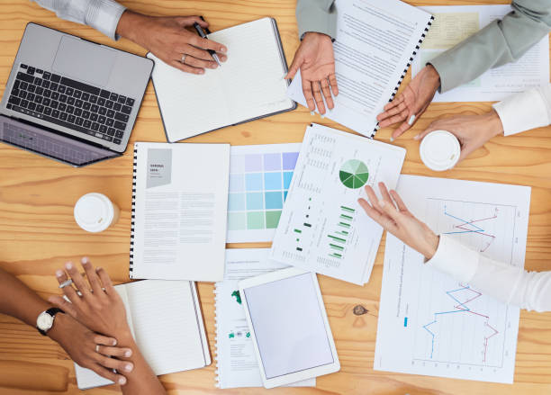 Finance, meeting and business people collaboration on laptop with data, chart and graph for analytics, growth and documents from above. Teamwork, planning and financial development strategy by group finanzas, reuniones y colaboración de personas de negocios en una computadora portátil con datos, tablas y gráficos para análisis, crecimiento y documentos desde arriba. trabajo en equipo, planificación y estrategia de desarrollo financiero por grupo