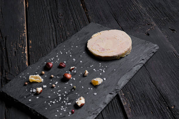 une ardoise au foie gras - foie gras salt luxury restaurant photos et images de collection