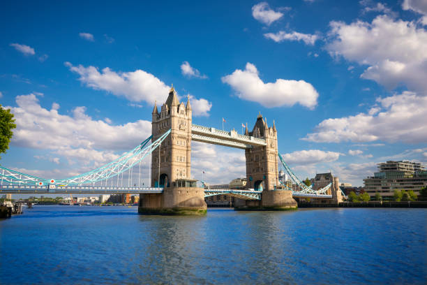 london tower bridge über die themse an einem sonnigen blauen sommertag in großbritannien - tower bridge stock-fotos und bilder
