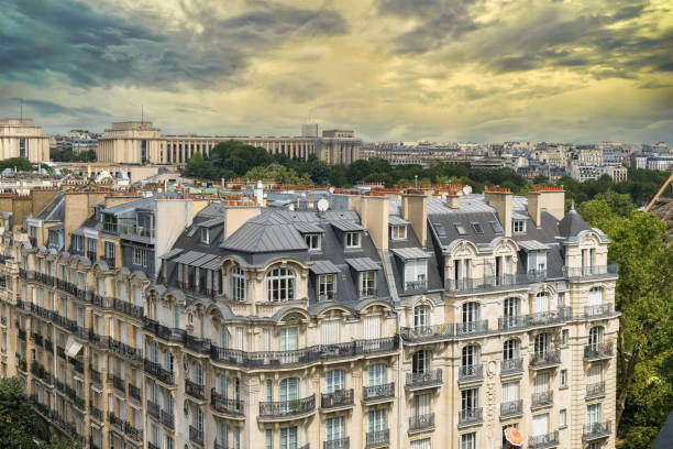 paris, vista aérea, edifícios antigos - paris france roof apartment aerial view - fotografias e filmes do acervo