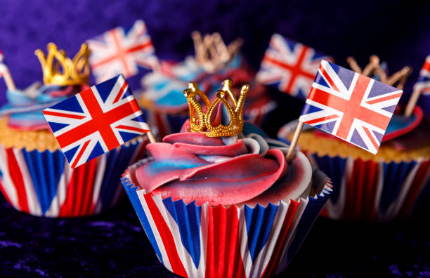 cupcakes dell'incoronazione reale per celebrare l'incoronazione del re re - cultura britannica foto e immagini stock