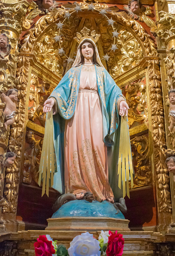 Talla en madera policromada en la capilla de la Milagrosa dentro de la concatedral de Cáceres, España