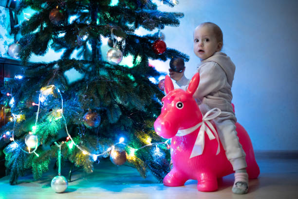 크리스마스 밤에 아이의 초상화입니다. - personal flotation device 뉴스 사진 이미지