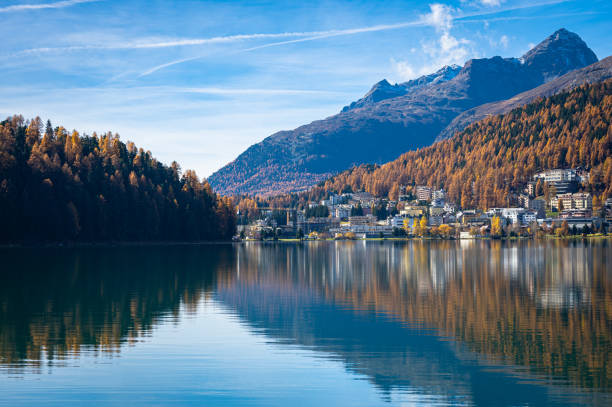 очаровательный вид на город и озеро санкт-мориц - engadine st moritz valley engadin valley стоковые фото и изображения