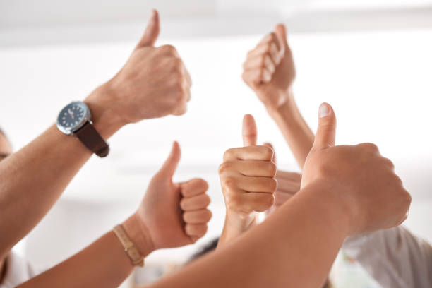 Team, diversity and business people thumbs up sign, icon and hands gesture for success and celebration. Group of men and women employees together for trust, yes or thank you hand gesture at work el equipo, la diversidad y la gente de negocios levantan el pulgar hacia arriba, el icono y el gesto de las manos para el éxito y la celebración. grupo de hombres y mujeres empleados juntos para la confianza, sí o gesto de agradecimiento con la mano en