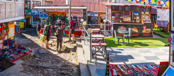 les randonneurs du sentier de l’everest parlent dans le panorama du village sherpa de namche bazaar - namche bazaar photos et images de collection