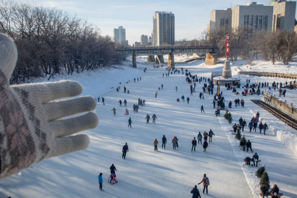 istock White glove show river trail 1455328140