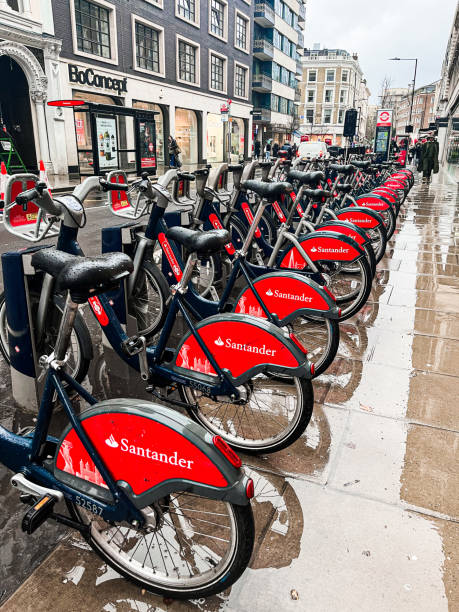 ロンドンのノッティングヒルに駐車したレンタル自転車 - bicycle rack bicycle parking community ストックフォトと画像