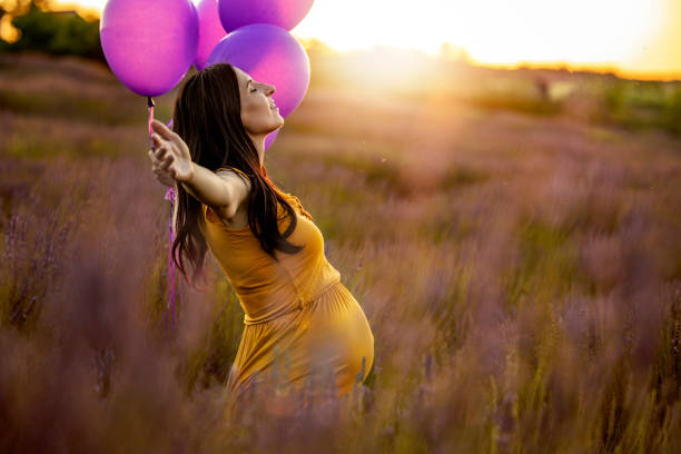 自然を楽しむ若い妊婦 - lavender coloured ストックフォトと画像