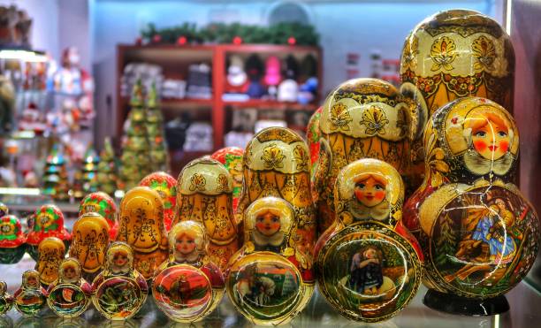 nesting - russian nesting doll small group of objects wood doll stock-fotos und bilder