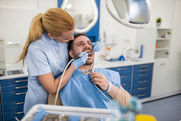 치과 구급차에서 환자 치아를 수리하는 여성 치과 의사 - ambulant patient 뉴스 사진 이미지