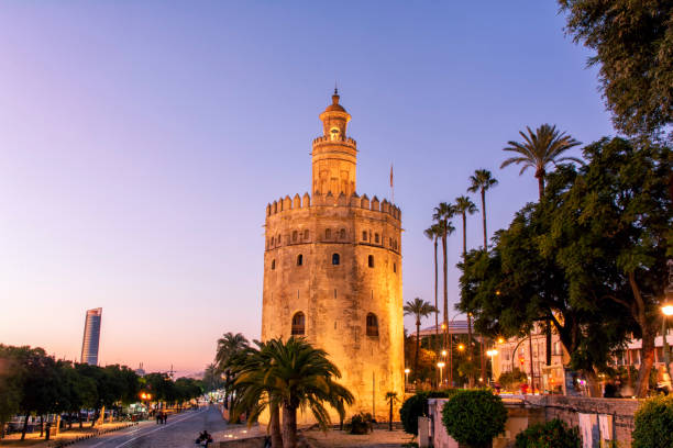 torre d'oro, torre del oro, al tramonto a siviglia, andalusia. spagna. - seville sevilla torre del oro tower foto e immagini stock