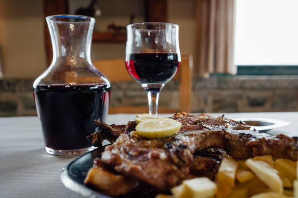 menu z kotletami schabowymi, frytkami i czerwonym winem - pork chop fine dining wine zdjęcia i obrazy z banku zdjęć