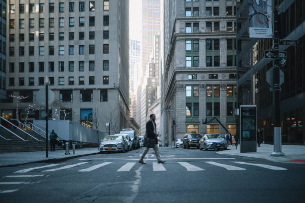 マンハッタン金融街の実業家 - new york city manhattan built structure urban scene ストックフォトと画像