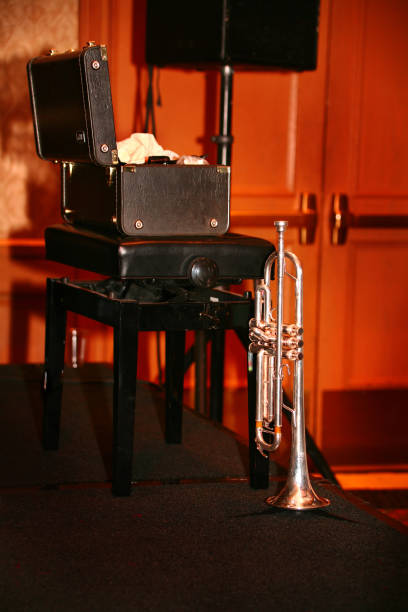 銀のトランペットの舞台裏の垂直接写。 - close up nightclub trumpet nobody ストックフォトと画像