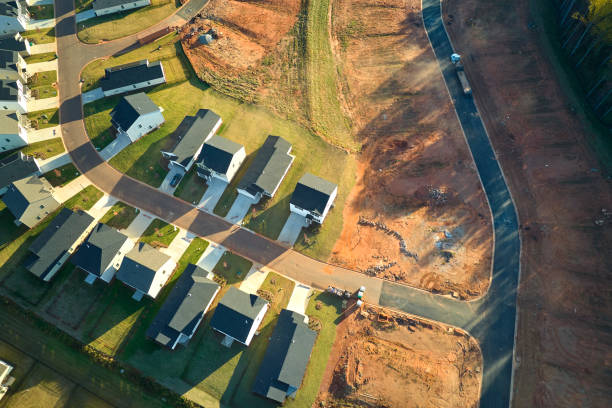 사우스 캐롤라이나 교외 개발 지역에 새로운 주거용 주택을 짓기 위해 준비된 땅. 성장하는 미국 교외의 개념 - basement blueprint real estate house 뉴스 사진 이미지