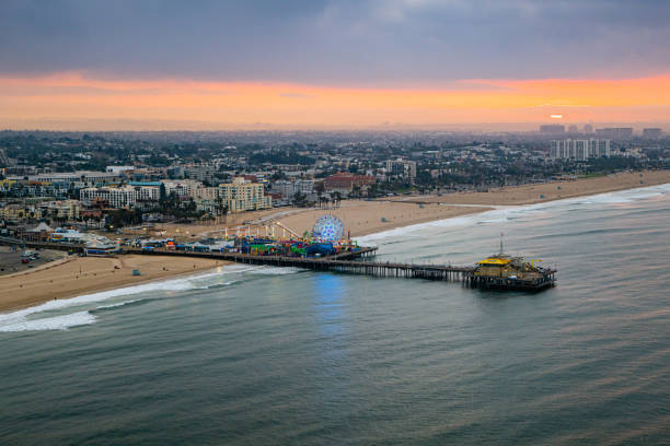 sonnenaufgang am santa monica pier - luftaufnahmen - santa monica beach city of los angeles california stock-fotos und bilder