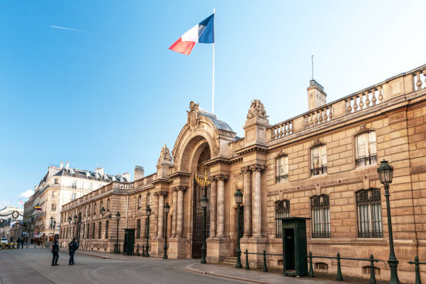 елисейский дворец в париже - elysee palace стоковые фото и изображения