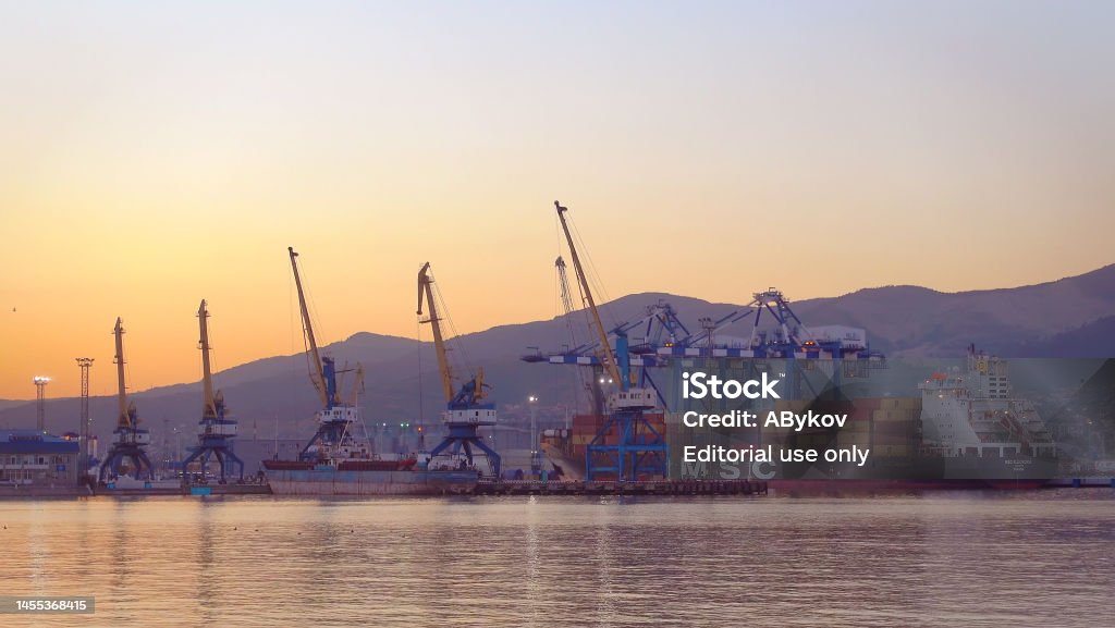ノヴォロシースクロシア 2023年1月5日大型港貨物および石油ターミナルクレーンおよび船舶 Container Craneのストックフォト