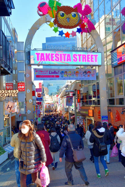 große menschenmenge in der takeshita street, harajuku, tokio, während der neujahrssaison - harajuku district stock-fotos und bilder