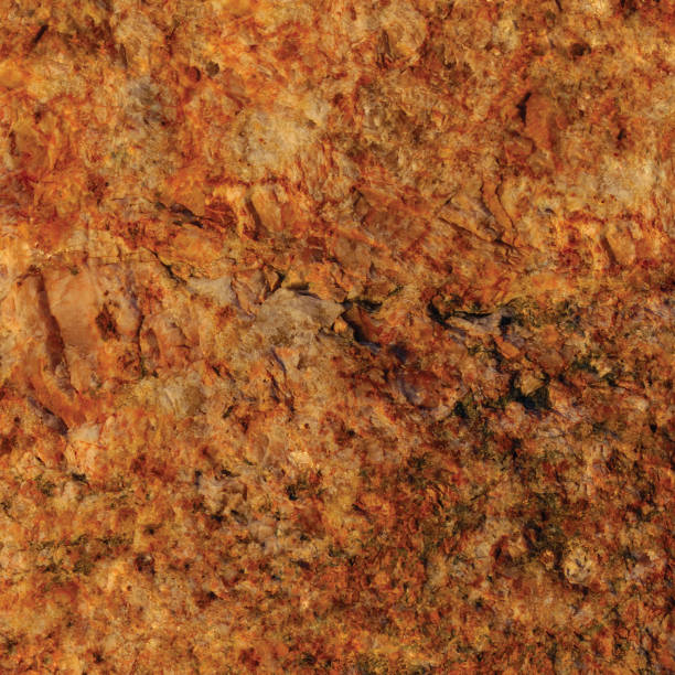 roher pegmatit-feldspat magmatisches gestein terrakotta-muster, rostiger orangeroter goldener bernsteingelber horizontaler hintergrund, grobe lichtkristall-textur, große detaillierte helle strukturierte mineralien makro-nahaufnahme, dunkler quarz gewöhnl - mica schist stock-fotos und bilder