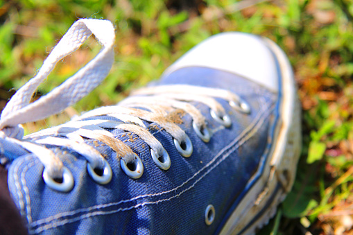 Mavi çamurlu spor ayakkabı